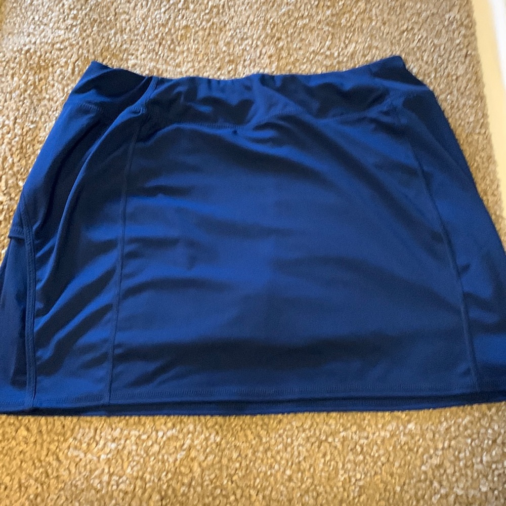 Golf/Tennis skort Size L Great condition Built in shorts Back stash zip pocket